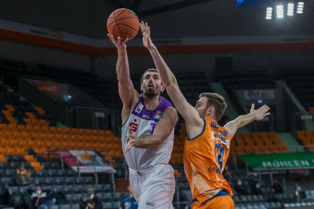30 12 2021, Neu Ulm, Germany, ratiopharm Arena, ratiopharm ulm vs BG Goettingen Basketball Bundesliga, Harper Kamp BG Goettingen and Philipp Herkenhoff ratiopharm ulm in a duel Photo H Langer Neu Ulm ratiopharm Arena Bayern Germany  Langer20211230_055 Langer-541