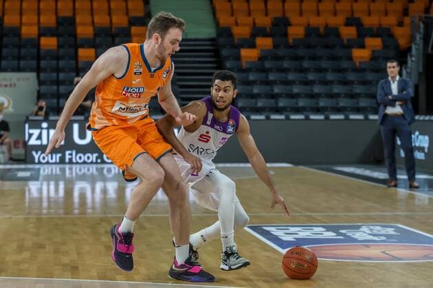 30 12 2021, Neu Ulm, Germany, ratiopharm Arena, ratiopharm ulm vs BG Goettingen Basketball Bundesliga, Philipp Herkenhoff ratiopharm ulm and Stephen Brown Jr BG Goettingen in a duel Photo H Langer Neu Ulm ratiopharm Arena Bayern Deutschland  Langer20211230_059 Langer-541