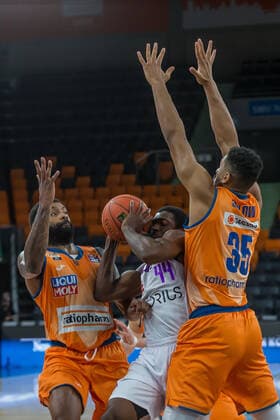 30 12 2021, Neu Ulm, Germany, ratiopharm Arena, ratiopharm ulm vs BG Goettingen Basketball Bundesliga, Sindarius Thornwell ratiopharm ulm , Kamar Baldwin BG Goettingen and Karim Jallow ratiopharm ulm in a duel Photo H Langer Neu Ulm ratiopharm Arena Bayern Germany  Langer20211230_062 Langer-541
