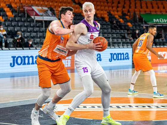 Philipp Hartwich BG Goettingen, 15 in a duel with Nicolas Bretzel Ratiopharm Ulm, 13 , Ratiopharm Ulm vs BG Goettingen, easycredit 1 Bundesliga, Basketball, Men, 30 12 2021 Ratiopharm Ulm vs BG Goettingen, easycredit 1 Bundesliga, Basketball, Men, 30 12 2021 New Ulm Copyright: xMichaelxSchmidt Eibner-Pressefotx EP_MST