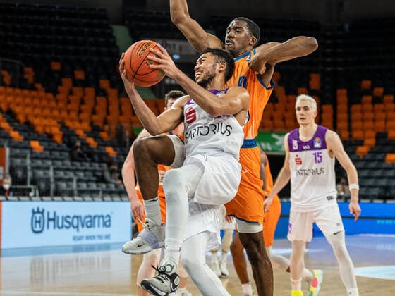Jake Toolson BG Goettingen, 02 on a basket against Semaj Christon Ratiopharm Ulm, 00 , Ratiopharm Ulm vs BG Goettingen, easycredit 1 Bundesliga, Basketball, Men, 30 12 2021 Ratiopharm Ulm vs BG Goettingen, easycredit 1 Bundesliga, Basketball, Men, 30 12 2021 Neu Ulm Copyright: xMichaelxSchmidt Eibner-Pressefotx EP_MST