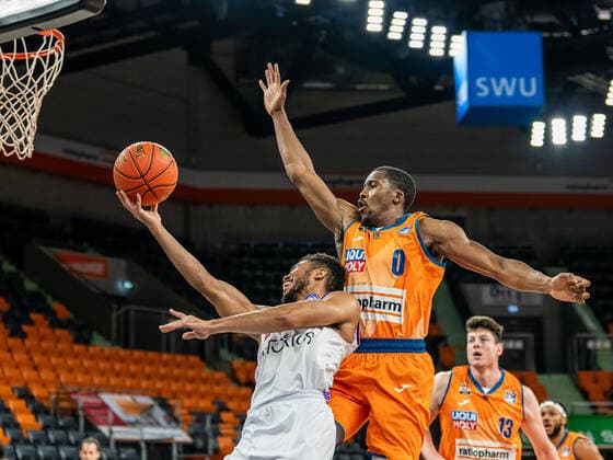 Jake Toolson BG Goettingen, 02 on a basket against Semaj Christon Ratiopharm Ulm, 00 , Ratiopharm Ulm vs BG Goettingen, easycredit 1 Bundesliga, Basketball, Men, 30 12 2021 Ratiopharm Ulm vs BG Goettingen, easycredit 1 Bundesliga, Basketball, Men, 30 12 2021 Neu Ulm Copyright: xMichaelxSchmidt Eibner-Pressefotx EP_MST