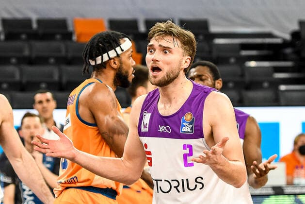 GER, BBL, ratiopharm ulm vs BG Göttingen Goettingen 30 12 2021, ratiopharm arena, Neu Ulm, GER, BBL, ratiopharm ulm vs BG Göttingen Goettingen, pictured Jake Toolson Goettingen, 2 argues loudly with a referees decision. nordphotoxGmbHx xHafner nph00200
