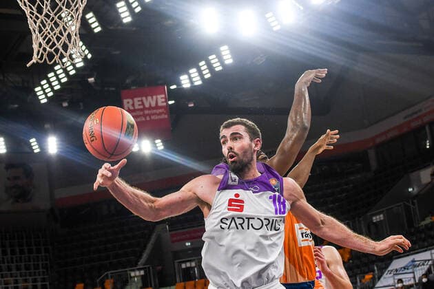 GER, BBL, ratiopharm ulm vs BG Göttingen Goettingen 30 12 2021, ratiopharm arena, Neu Ulm, GER, BBL, ratiopharm ulm vs BG Göttingen Goettingen, pictured Harper Kamp Goettingen, 18 with a lot of body against Cristiano Felicio Ulm, 1 nordphotoxGmbHx xHafner nph00200