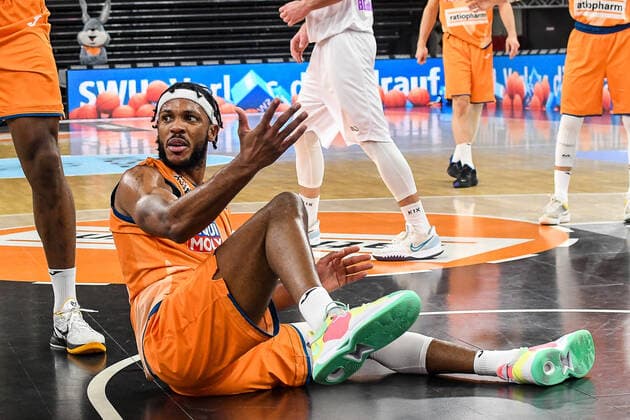 GER, BBL, ratiopharm ulm vs BG Göttingen Goettingen 30 12 2021, ratiopharm arena, Neu Ulm, GER, BBL, ratiopharm ulm vs BG Göttingen Goettingen, pictured Jaron Blossomgame Ulm, 4 went down in duel and complains to referee nordphotoxGmbHx xHafner nph00200