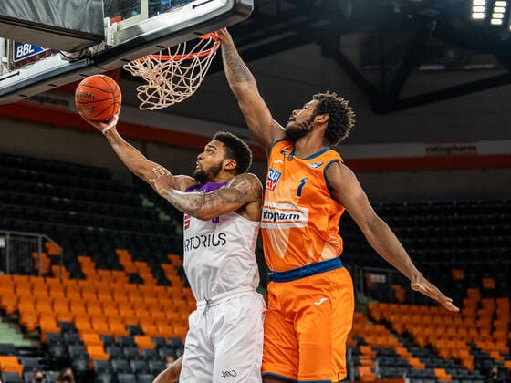 Jeff Roberson BG Goettingen, 05 under the basket in a duel with Cristiano Felicio Ratiopharm Ulm, 01 , Ratiopharm Ulm vs BG Goettingen, easycredit 1 Bundesliga, Basketball, Men, 30 12 2021 Ratiopharm Ulm vs BG Goettingen, easycredit 1 Bundesliga, Basketball, Men, 30 12 2021 New Ulm Copyright: xMichaelxSchmidt Eibner-Pressefotx EP_MST