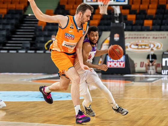Stephen Brown Jr BG Goettingen, 22 in a duel with Philipp Herkenhoff Ratiopharm Ulm, 14 , Ratiopharm Ulm vs BG Goettingen, easycredit 1 Bundesliga, Basketball, Men, 30 12 2021 Ratiopharm Ulm vs BG Goettingen, easycredit 1 Bundesliga, Basketball, Men, 30 12 2021 New Ulm Copyright: xMichaelxSchmidt Eibner-Pressefotx EP_MST