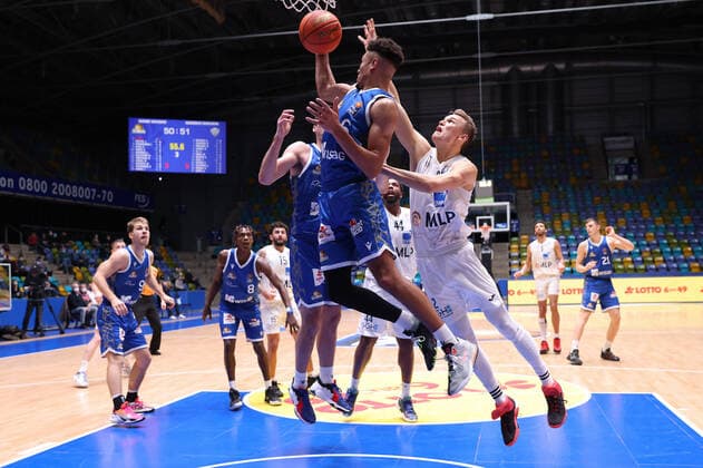 Fraport Skyliners MLP Academics Heidelberg, easyCredit BBL Len Adam Schoormann Fraport Skyliners, 6 gets the rebound against Niklas Würzner Heidelberg, 2 Basketball match of the easyCredit BBL between Fraport Skyliners and MLP Academics Heidelberg on 30 December 2021 at Ballsporthalle in Frankfurt am Main , Frankfurt am Main Hesse Germany Ballsporthalle