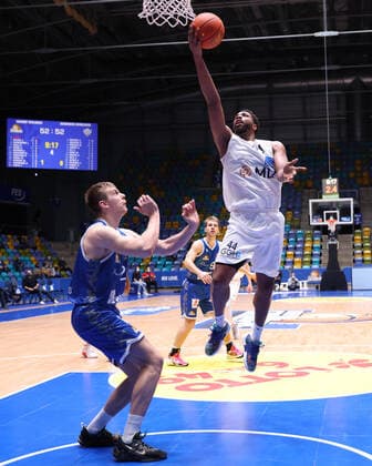 Fraport Skyliners MLP Academics Heidelberg, easyCredit BBL basket by Keith Wright Heidelberg, 44 against Lorenz Brenneke Fraport Skyliners, 21 easyCredit BBL basketball match between Fraport Skyliners and MLP Academics Heidelberg on 30 December 2021 at Ballsporthalle in Frankfurt am Main , Frankfurt am Main Hesse Germany Ballsporthalle