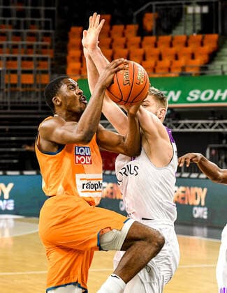 GER, BBL, ratiopharm ulm vs BG Göttingen Goettingen 30 12 2021, ratiopharm arena, Neu Ulm, GER, BBL, ratiopharm ulm vs BG Göttingen Goettingen, in picture Semaj Christon Ulm, 0 prevails against Mathis Mönninghoff Moenninghoff Goettingen, 17 nordphotoxGmbHx xHafner nph00200