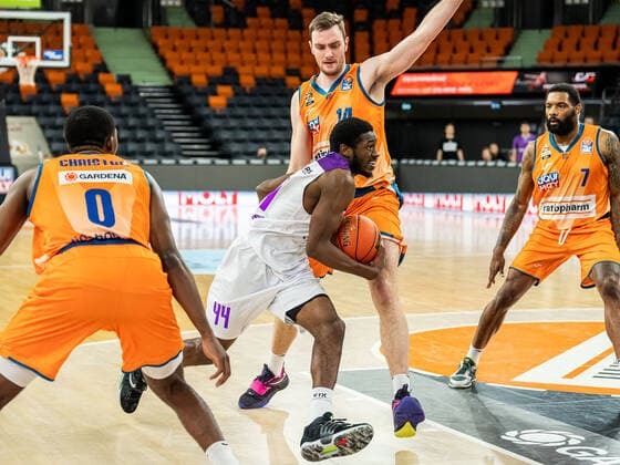 Kamar Baldwin BG Goettingen, 44 pulls against Philipp Herkenhoff Ratiopharm Ulm, 14 to the basket, Ratiopharm Ulm vs BG Goettingen, easycredit 1 Bundesliga, Basketball, Men, 30 12 2021 Ratiopharm Ulm vs BG Goettingen, easycredit 1 Bundesliga, Basketball, Men, 30 12 2021 New Ulm Copyright: xMichaelxSchmidt Eibner-Pressefotx EP_MST