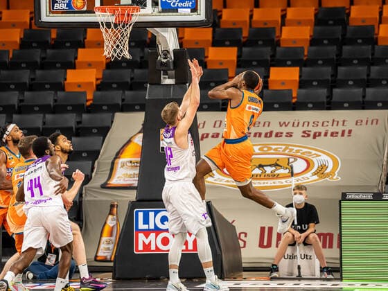 Semaj Christon Ratiopharm Ulm, 00 at the basket against Mathis Moenninghoff BG Goettingen, 17 , Ratiopharm Ulm vs BG Goettingen, easycredit 1 Bundesliga, Basketball, Men, 30 12 2021 Ratiopharm Ulm vs BG Goettingen, easycredit 1 Bundesliga, Basketball, Men, 30 12 2021 New Ulm Copyright: xMichaelxSchmidt Eibner-Pressefotx EP_MST