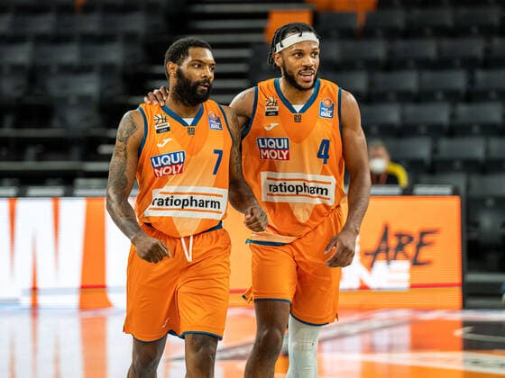 Jaron Blossomgame Ratiopharm Ulm, 04 and Sindarius Thornwell Ratiopharm Ulm, 07 cheer together after a basket, Ratiopharm Ulm vs BG Goettingen, easycredit 1 Bundesliga, Basketball, Men, 30 12 2021 Ratiopharm Ulm vs BG Goettingen, easycredit 1 Bundesliga, Basketball, Men, 30 12 2021 Neu Ulm Copyright: xMichaelxSchmidt Eibner-Pressefotx EP_MST