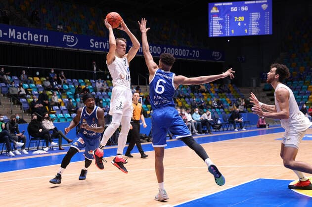 Fraport Skyliners MLP Academics Heidelberg, easyCredit BBL Niklas Würzner Heidelberg, 2 against Len Adam Schoormann Fraport Skyliners, 6 Basketball match of the easyCredit BBL between the Fraport Skyliners and the MLP Academics Heidelberg on 30 December 2021 at the Ballsporthalle in Frankfurt am Main , Frankfurt am Main Hesse Germany Ballsporthalle