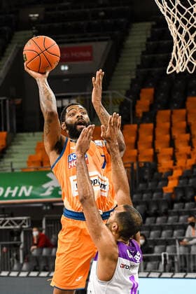 GER, BBL, ratiopharm ulm vs BG Göttingen Goettingen 30 12 2021, ratiopharm arena, Neu Ulm, GER, BBL, ratiopharm ulm vs BG Göttingen Goettingen, pictured Sindarius Thornwell Ulm, 7 sets up against Akeem Vargas Goettingen, 8. nordphotoxGmbHx xHafner nph00200