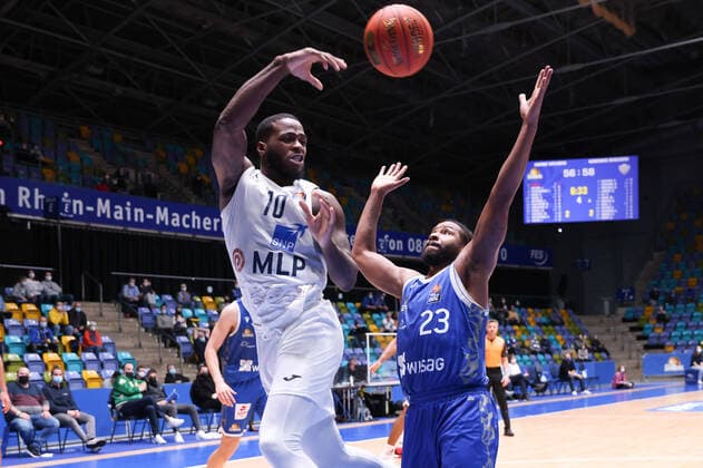 Fraport Skyliners MLP Academics Heidelberg, easyCredit BBL Kelvin Martin Heidelberg, 10 vs Quantez Robertson Fraport Skyliners, 23 easyCredit BBL basketball match between Fraport Skyliners and MLP Academics Heidelberg on 30 December 2021 at Ballsporthalle in Frankfurt am Main , Frankfurt am Main Hesse Germany Ballsporthalle