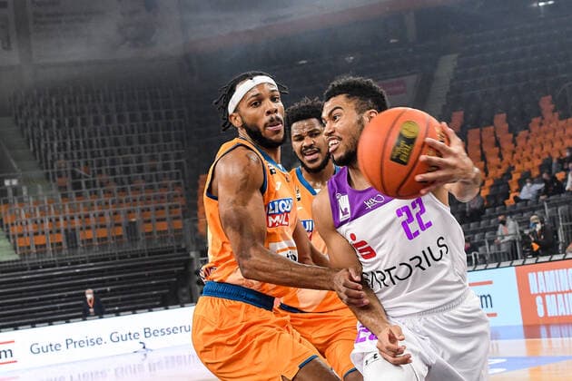 GER, BBL, ratiopharm ulm vs BG Göttingen Goettingen 30 12 2021, ratiopharm arena, Neu Ulm, GER, BBL, ratiopharm ulm vs BG Göttingen Goettingen, pictured Stephen Brown Jr Goettingen, 22 sets against Jaron Blossomgame Ulm, 4 nordphotoxGmbHx xHafner nph00200