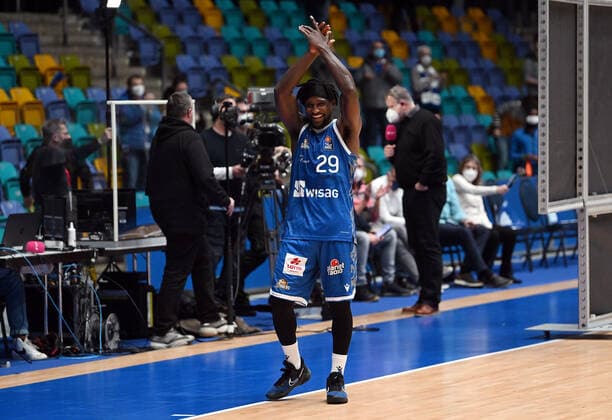 30 12 2021, xjhx, Basketball BBL Bundesliga, Frankfurt Skyliners MLP Academics Heidelberg emspor, v l Will Cherry Fraport Skyliners Frankfurt thanks fans Frankfurt am Main