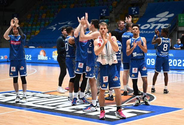 30 12 2021, xjhx, Basketball BBL Bundesliga, Frankfurt Skyliners MLP Academics Heidelberg emspor, v l Felix Hecker Fraport Skyliners Frankfurt and team thanks the fans Frankfurt am Main