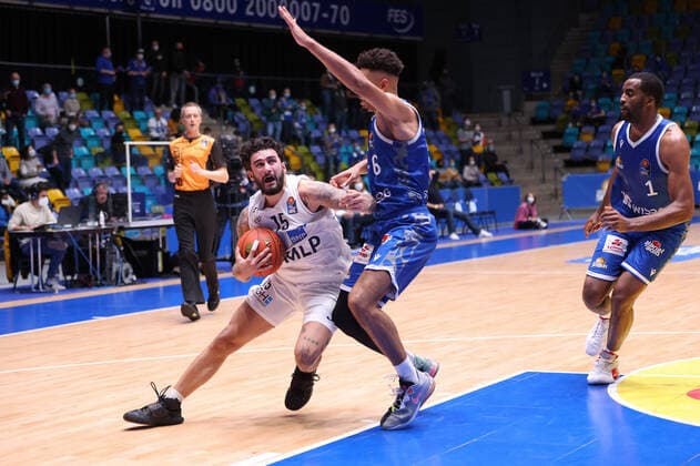 Fraport Skyliners MLP Academics Heidelberg, easyCredit BBL Jordan Geist Heidelberg, 15 fails to pass Len Adam Schoormann Fraport Skyliners, 6 passing Basketball match of easyCredit BBL between Fraport Skyliners and MLP Academics Heidelberg on 30 December 2021 at Ballsporthalle in Frankfurt am Main , Frankfurt am Main Hesse Germany Ballsporthalle