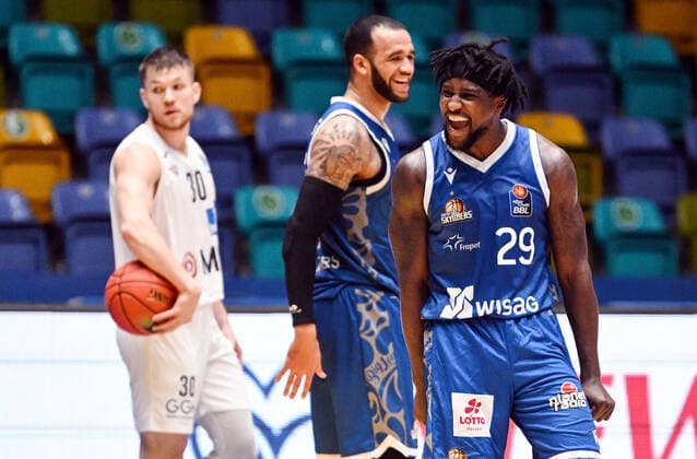 30 12 2021, xjhx, Basketball BBL Bundesliga, Frankfurt Skyliners MLP Academics Heidelberg emspor, v l Lorenz Brenneke Fraport Skyliners Frankfurt , Will Cherry Fraport Skyliners Frankfurt with the siegwurf Frankfurt am Main.