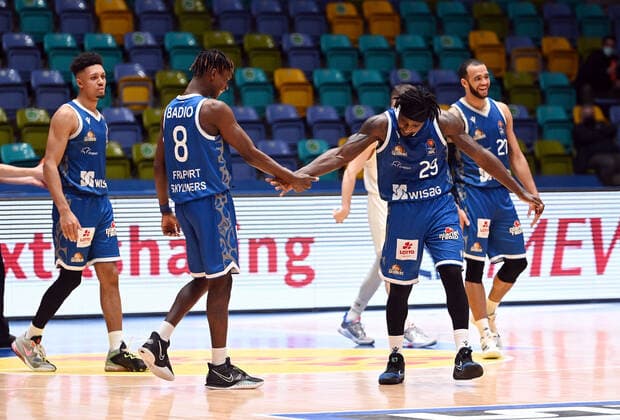 30 12 2021, xjhx, Basketball BBL Bundesliga, Frankfurt Skyliners MLP Academics Heidelberg emspor, v l Brancou Badio Fraport Skyliners Frankfurt , Will Cherry Fraport Skyliners Frankfurt with the winning throw Frankfurt am Main.