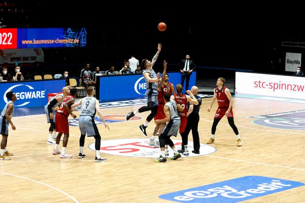 30 12 2021, easyCredit Basketball Bundesliga, BBL, 2021 2022 season, men, Chemnitz Niners HAKRO Merlins Crailsheim Tippoff, Bogdan Radosavljevic, HAKRO Merlins Crailsheim Chemnitz Fair Chemnitz Saxony Germany