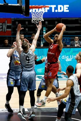 30 12 2021, easyCredit Basketball Bundesliga, BBL, season 2021 2022, men, Chemnitz Niners HAKRO Merlins Crailsheim Trent Lockett, Niners Chemnitz, Fabian Bleck, HAKRO Merlins Crailsheim Chemnitz Fair Chemnitz Sachsen Germany