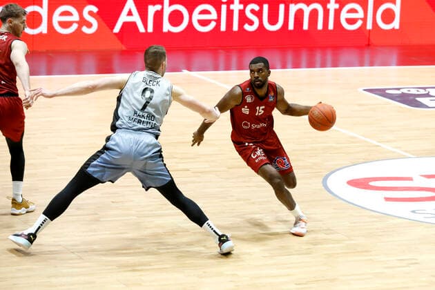 30 12 2021, easyCredit Basketball Bundesliga, BBL, season 2021 2022, men, Chemnitz Niners HAKRO Merlins Crailsheim Fabian Bleck, HAKRO Merlins Crailsheim, Frantz Massenat, Niners Chemnitz Chemnitz Fair Chemnitz Saxony Germany