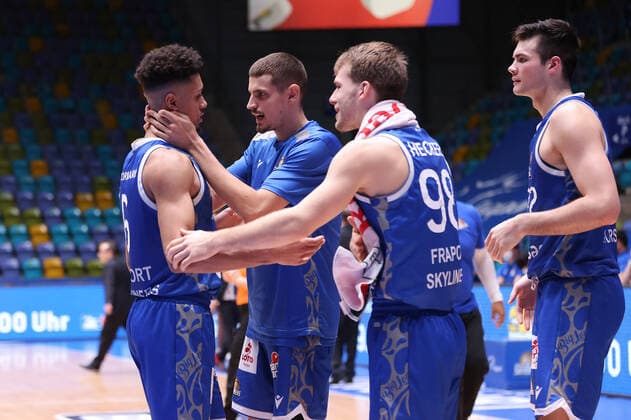 Fraport Skyliners MLP Academics Heidelberg, easyCredit BBL Len Adam Schoormann Fraport Skyliners, 6 gets congratulations from teammates Lukas Wank Fraport Skyliners, 0 , Felix Hecker Fraport Skyliners, 98 and Brooks DeBisschop Fraport Skyliners, 22 easyCredit BBL basketball game between Fraport Skyliners and MLP Academics Heidelberg on December 30, 2021 at Ballsporthalle in Frankfurt am Main , Frankfurt am Main Hesse Germany Ballsporthalle
