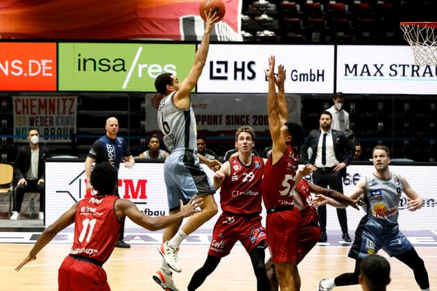 30 12 2021, easyCredit Basketball Bundesliga, BBL, 2021 2022 season, men, Chemnitz Niners HAKRO Merlins Crailsheim Elias Lasisi, HAKRO Merlins Crailsheim Chemnitz Fair Chemnitz Saxony Germany