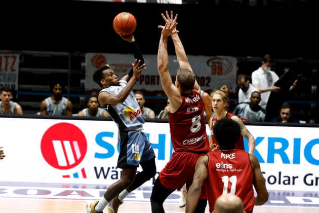 30 12 2021, easyCredit Basketball Bundesliga, BBL, season 2021 2022, men, Chemnitz Niners HAKRO Merlins Crailsheim T J Shorts, HAKRO Merlins Crailsheim, Jan Niklas Wimberg, Niners Chemnitz Chemnitz Fair Chemnitz Saxony Germany