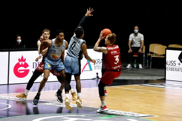 30 12 2021, easyCredit Basketball Bundesliga, BBL, season 2021 2022, men, Chemnitz Niners HAKRO Merlins Crailsheim Malte Ziegenhagen, Niners Chemnitz, T J Shorts, HAKRO Merlins Crailsheim Chemnitz Fair Chemnitz Saxony Germany