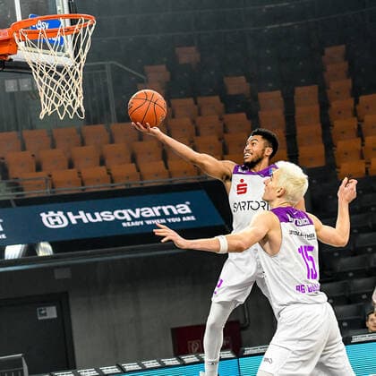 GER, BBL, ratiopharm ulm vs BG Göttingen Goettingen 30 12 2021, ratiopharm arena, Neu Ulm, GER, BBL, ratiopharm ulm vs BG Göttingen Goettingen, pictured Stephen Brown Jr Goettingen, 22 scores, Philipp Hartwich Goettingen, 15 nordphotoxGmbHx xHafner nph00200