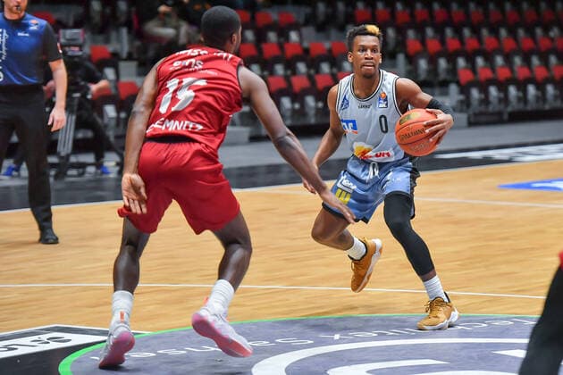 Chemnitz, Germany 30 December 2021 1 BBL 2021 2022 Niners Chemnitz vs Hakro Merlins Crailsheim v li in duel Frantz Massenat Chemnitz and T J Shorts II Crailsheim Fair Chemnitz Saxony Copyright: xFotostandx xDostmannx