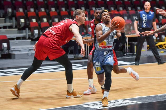 Chemnitz, Germany 30 December 2021 1 BBL 2021 2022 Niners Chemnitz vs Hakro Merlins Crailsheim v li in duel Jonas Richter Chemnitz , Frantz Massenat Chemnitz and T J Shorts II Crailsheim Fair Chemnitz Saxony Copyright: xFotostandx xDostmannx