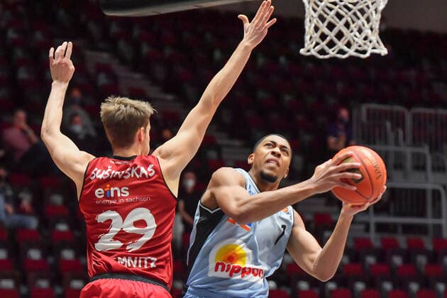 Chemnitz, Germany 30 December 2021 1 BBL 2021 2022 Niners Chemnitz vs Hakro Merlins Crailsheim v li in duel Mindaugas Susinskas Chemnitz and Jaren Lewis Crailsheim at the basket fair Chemnitz Saxony Copyright: xFotostandx xDostmannx