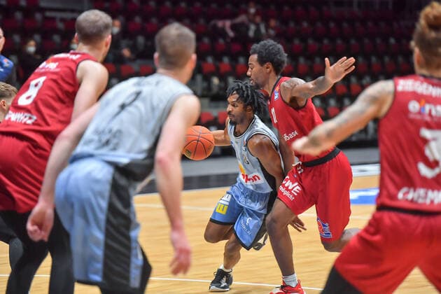 Chemnitz, Germany 30 December 2021 1 BBL 2021 2022 Niners Chemnitz vs Hakro Merlins Crailsheim v li in duel Terrell Harris Crailsheim and Isiaha Mike Chemnitz Fair Chemnitz Saxony Copyright: xFotostandx xDostmannx