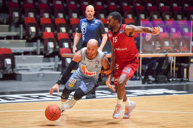 Chemnitz, Germany 30 December 2021 1 BBL 2021 2022 Niners Chemnitz vs Hakro Merlins Crailsheim v li in duel Maurice Stuckey Crailsheim and Frantz Massenat Chemnitz Fair Chemnitz Saxony Copyright: xFotostandx xDostmannx