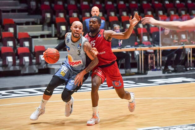 Chemnitz, Germany 30 December 2021 1 BBL 2021 2022 Niners Chemnitz vs Hakro Merlins Crailsheim v li in duel Maurice Stuckey Crailsheim and Frantz Massenat Chemnitz Fair Chemnitz Saxony Copyright: xFotostandx xDostmannx