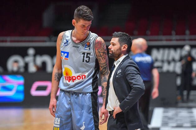 Chemnitz, Germany 30 December 2021 1 BBL 2021 2022 Niners Chemnitz vs Hakro Merlins Crailsheim Bogdan Radosavljevic Crailsheim and coach Sebastian Gleim Crailsheim discuss fair Chemnitz Saxony Copyright: xFotostandx xDostmannx