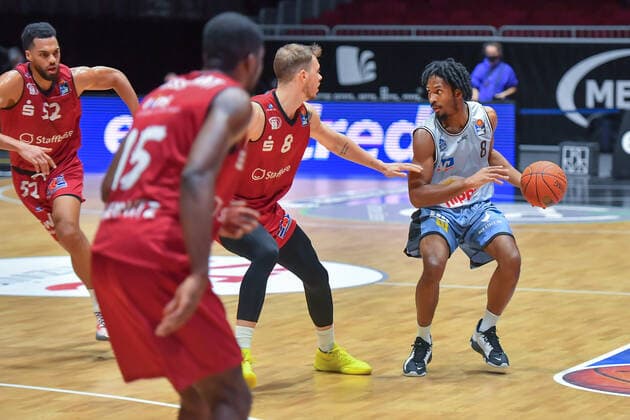 Chemnitz, Germany 30 December 2021 1 BBL 2021 2022 Niners Chemnitz vs Hakro Merlins Crailsheim v li in duel Jan Niklas Wimberg Chemnitz and Terrell Harris Crailsheim Fair Chemnitz Saxony Copyright: xFotostandx xDostmannx