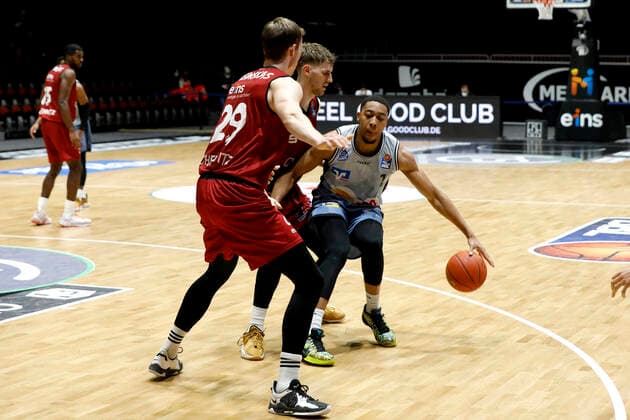 30 12 2021, easyCredit Basketball Bundesliga, BBL, 2021 2022 season, men, Chemnitz Niners HAKRO Merlins Crailsheim Mindaugas Susinskas, Niners Chemnitz, Jaren Lewis, HAKRO Merlins Crailsheim Chemnitz Fair Chemnitz Saxony Germany