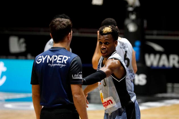 30 12 2021, easyCredit Basketball Bundesliga, BBL, 2021 2022 season, men, Chemnitz Niners HAKRO Merlins Crailsheim T J Shorts, HAKRO Merlins Crailsheim talking to the referee Chemnitz Messe Chemnitz Sachsen Germany