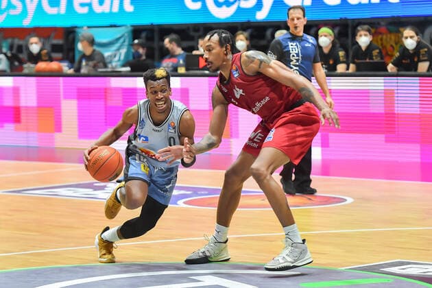 Chemnitz, Germany 30 December 2021 1 BBL 2021 2022 Niners Chemnitz vs Hakro Merlins Crailsheim v li in duel T J Shorts II Crailsheim and Darion Atkins Chemnitz Fair Chemnitz Saxony Copyright: xFotostandx xDostmannx