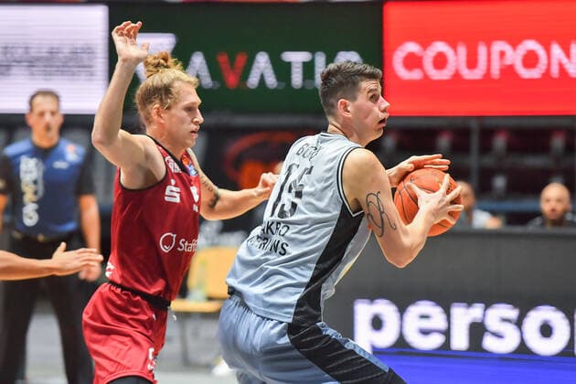 Chemnitz, Germany 30 December 2021 1 BBL 2021 2022 Niners Chemnitz vs Hakro Merlins Crailsheim v li in duel Malte Ziegenhagen Chemnitz and Bogdan Radosavljevic Crailsheim Fair Chemnitz Saxony Copyright: xFotostandx xDostmannx