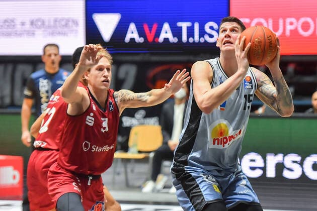 Chemnitz, Germany 30 December 2021 1 BBL 2021 2022 Niners Chemnitz vs Hakro Merlins Crailsheim v li in duel Malte Ziegenhagen Chemnitz and Bogdan Radosavljevic Crailsheim Fair Chemnitz Saxony Copyright: xFotostandx xDostmannx
