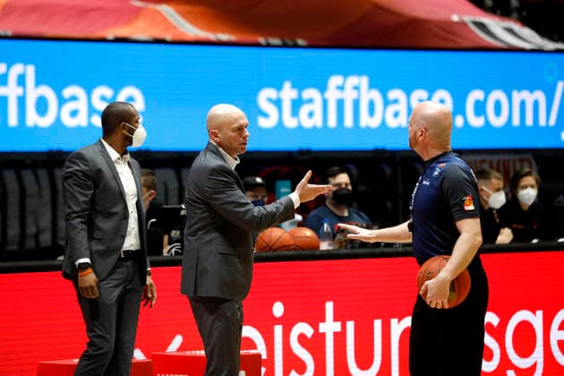 30 12 2021, easyCredit Basketball Bundesliga, BBL, 2021 2022 season, men, Chemnitz Niners HAKRO Merlins Crailsheim Rodrigo Pastore head coach , Niners Chemnitz discusses with referee Chemnitz Messe Chemnitz Sachsen Germany