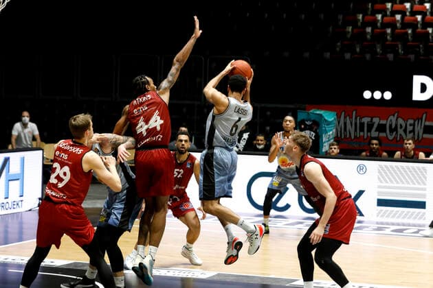 30 12 2021, easyCredit Basketball Bundesliga, BBL, 2021 2022 season, men, Chemnitz Niners HAKRO Merlins Crailsheim Elias Lasisi, HAKRO Merlins Crailsheim, Darion Atkins, Niners Chemnitz Chemnitz Fair Chemnitz Saxony Germany