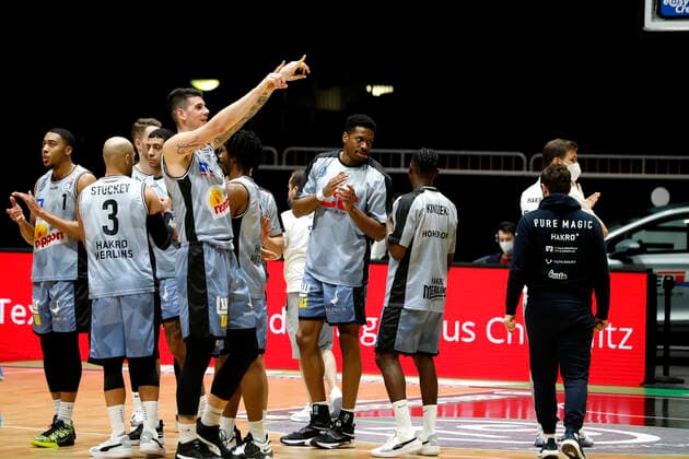 30 12 2021, easyCredit Basketball Bundesliga, BBL, 2021 2022 season, men, Chemnitz Niners HAKRO Merlins Crailsheim Cheers of the players of HAKRO Merlins Crailsheim after the away victory Chemnitz Messe Chemnitz Sachsen Germany